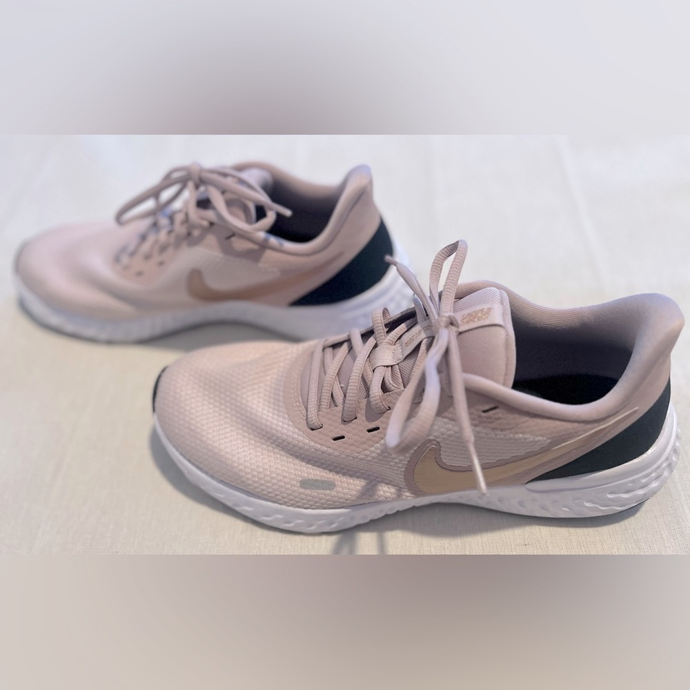 Nike Revolution Sz 10 Women’s Barely Rose Running Shoes BQ3207-600 Size EUC
